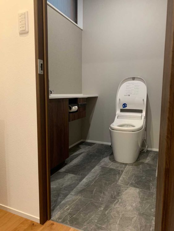 玄関付近に設置した１階トイレ