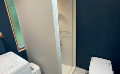 リフォーム後のトイレとシャワールーム